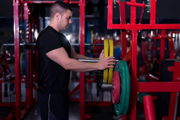 Musculação de núcleo duro. Muscular atlético fisiculturista fitness mo — Fotografia de Stock