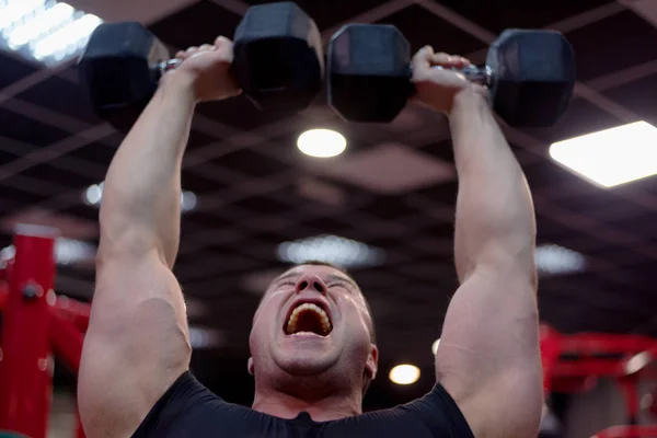 Musculação de núcleo duro. Muscular atlético fisiculturista fitness mo — Fotografia de Stock