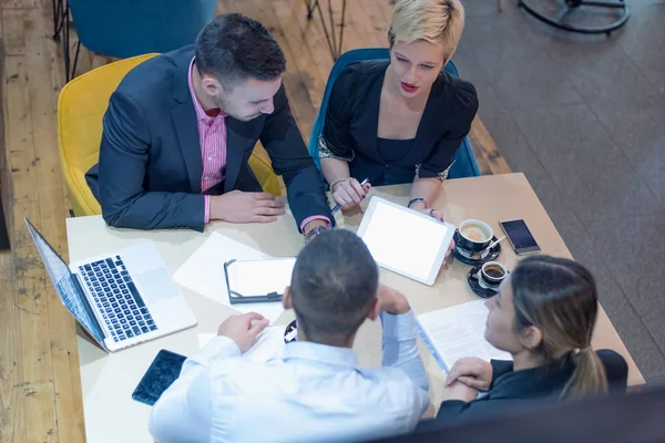 Concentración total en el trabajo. Grupo de jóvenes empresarios worki — Foto de Stock