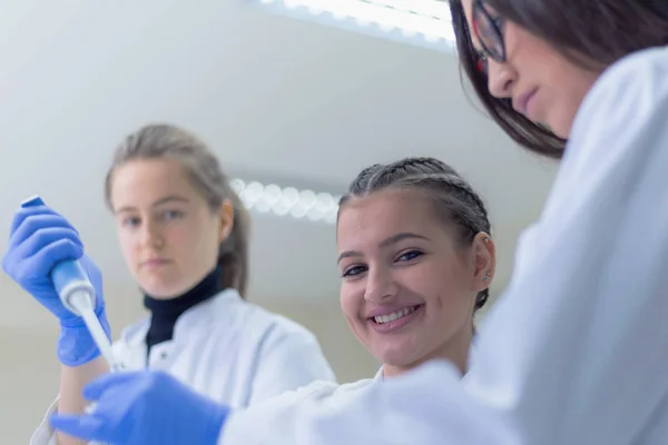 Groep laboratoriumwetenschappers werkzaam in het lab met reageerbuizen, — Stockfoto