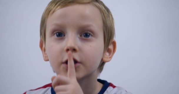 Little boy three years old sits on the table and plays with plas — Stock Video