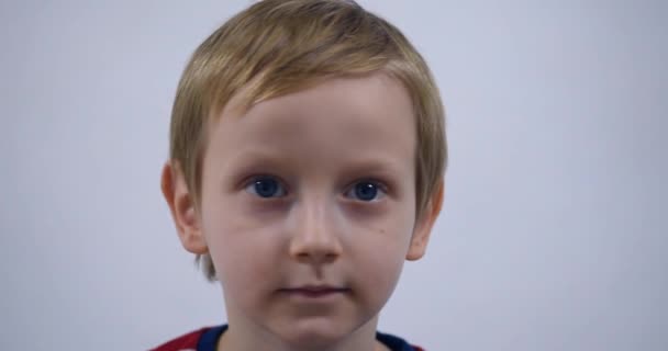 Little boy three years old sits on the table and plays with plas — Stock Video