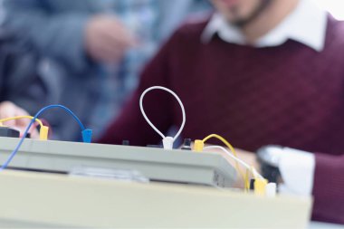 Laboratuvarda çalışan mühendislik öğrencileri. Öğrenciler alışmaya çalışıyor. 