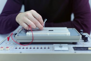 Laboratuvarda çalışan mühendislik öğrencileri. Öğrenciler alışmaya çalışıyor. 
