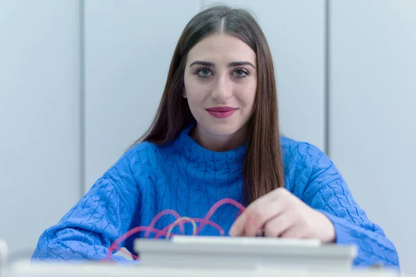 Studenten werktuigbouwkunde in het lab. Studenten passen zich aan — Stockfoto