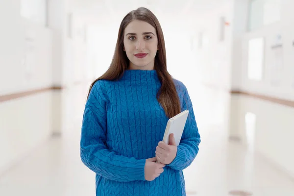 Positivité belle fille souriant à la caméra, debout sur le couloir — Photo