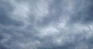 Mavi gökyüzü arkaplanlı beyaz bulutlar.