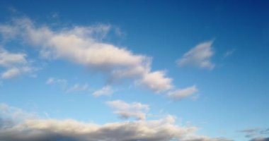 Mavi gökyüzü arkaplanlı beyaz bulutlar.