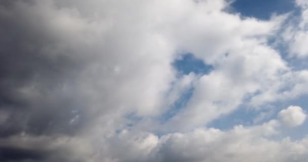 Witte wolken met blauwe lucht achtergrond. — Stockvideo