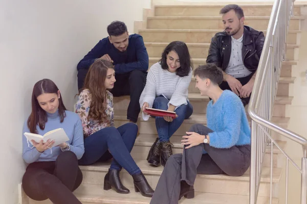 大学生活階段に座りながら学ぶ学生のグループ — ストック写真