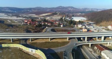 Bulutlu günde otoyol ve yol işaretleri.