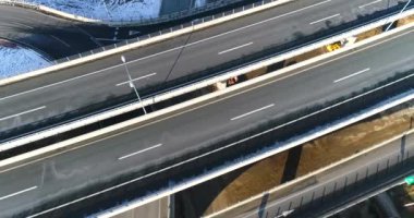 Bulutlu günde otoyol ve yol işaretleri.