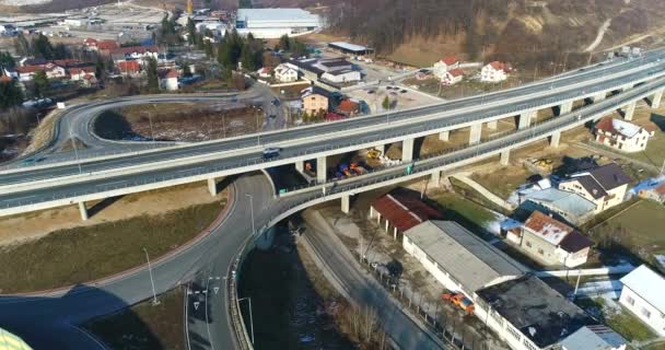 Autobahn und Verkehrsschilder bei bewölktem Tag. — Stockvideo