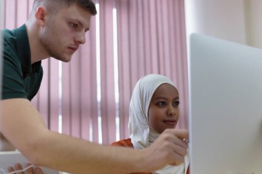 IT Teknoloji öğretmeni iş başında. Bilişim profesörü çok ırklı öğrencilere ders veriyor.