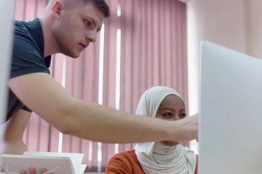 IT Teknoloji öğretmeni iş başında. Bilişim profesörü çok ırklı öğrencilere ders veriyor.
