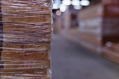Kereste Fabrikası. Fabrika depolama savaşında kesilmiş odun yığını