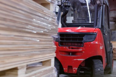 Kereste Fabrikası. Fabrika depolama savaşında kesilmiş odun yığını
