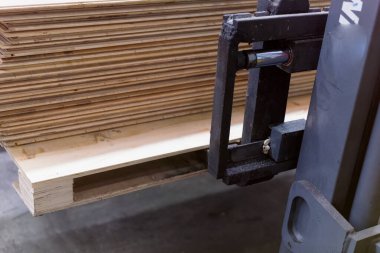 Kereste Fabrikası. Fabrika depolama savaşında kesilmiş odun yığını