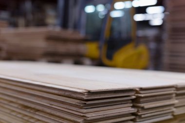 Kereste Fabrikası. Fabrika depolama savaşında kesilmiş odun yığını