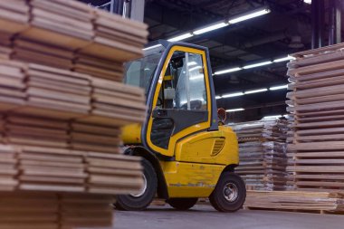 Kereste Fabrikası. Fabrika depolama savaşında kesilmiş odun yığını