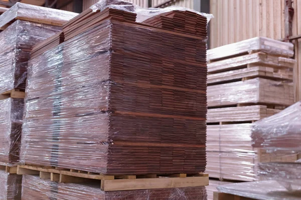 Houten vloeren fabriek. Stapel gekapt hout in de opslagoorlog in de fabriek — Stockfoto