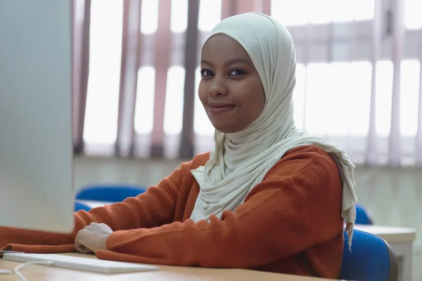 Piękna kobieta muzułmanin afrykański student IT patrząc i uśmiechając się do kamery. — Zdjęcie stockowe