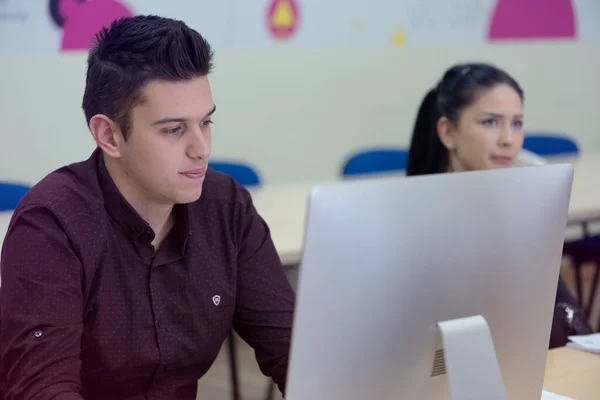 Grupo de estudantes de tecnologias de TI universitários que trabalham na prática — Fotografia de Stock