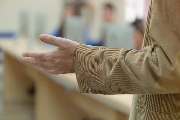 IT Teknoloji öğretmeni iş başında. IT profesörü dersini açıklar. — Stok fotoğraf