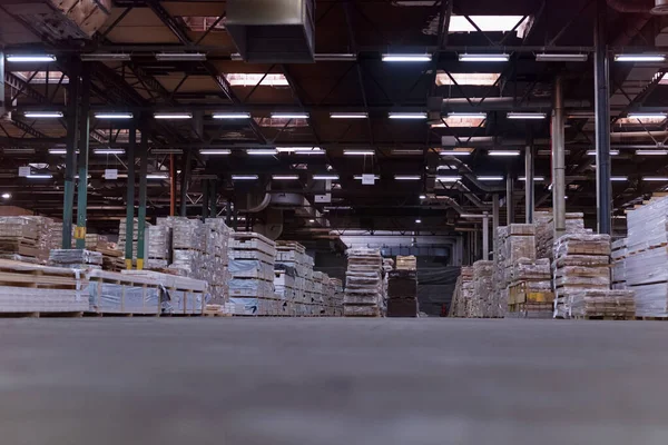 Houten vloeren fabriek. Stapel gekapt hout in de opslagoorlog in de fabriek — Stockfoto