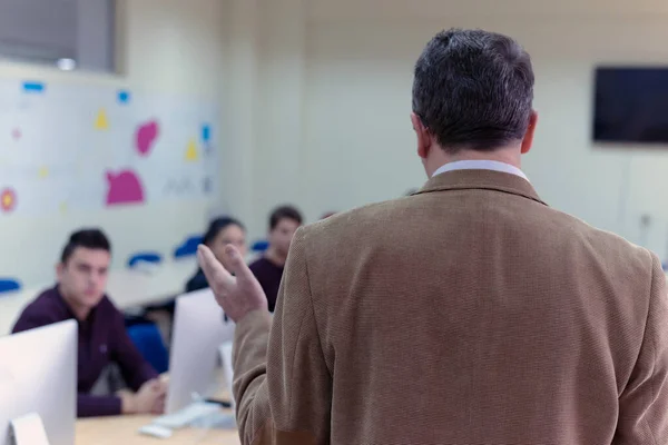 Učitel IT technologií při práci. Profesor IT vysvětlit lekci — Stock fotografie