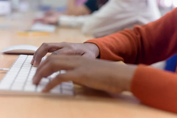 Beautiful female muslim african american IT student working at h — Zdjęcie stockowe