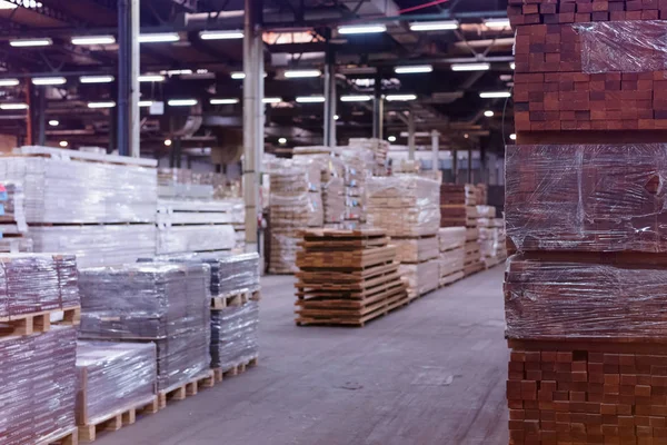 Továrna na dřevěnou podlahu. Hromada řeziva v tovární skladovací válce — Stock fotografie