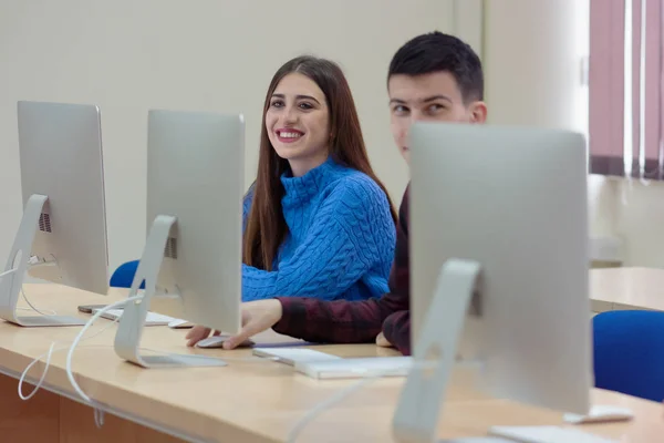 Grupo de estudantes de tecnologias de TI universitários que trabalham na prática — Fotografia de Stock