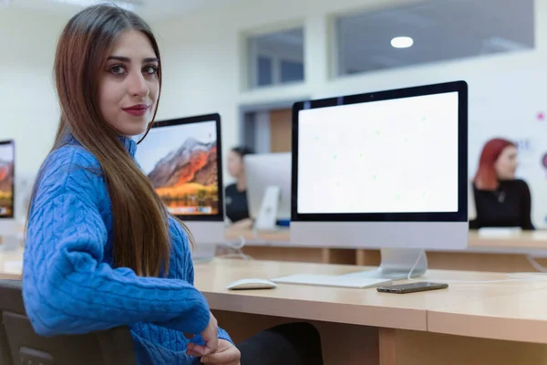Mooie vrouwelijke IT-student die werkt in haar computerlab. Vrouwelijk — Stockfoto