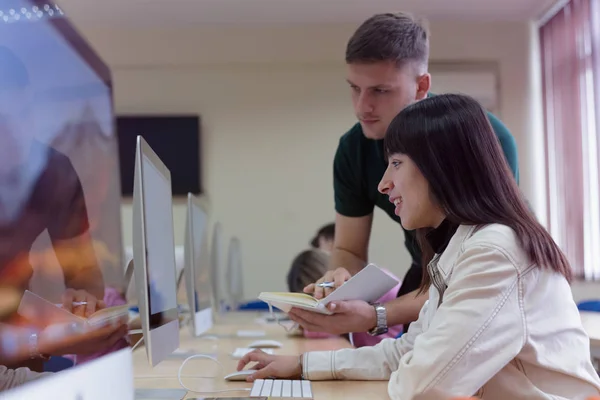 Leraar informatietechnologie aan het werk. IT-professor legt les uit aan — Stockfoto