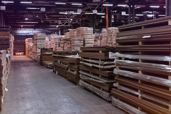 Houten vloeren fabriek. Stapel gekapt hout in de opslagoorlog in de fabriek — Stockfoto