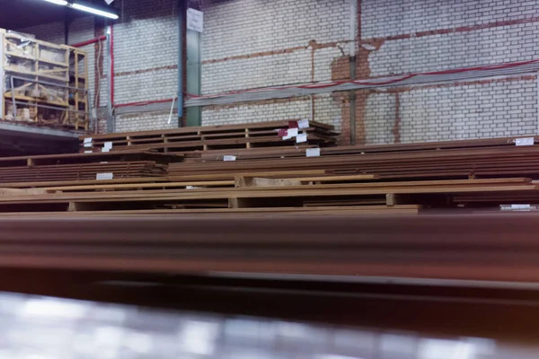 Holzfußbodenfabrik. Haufen geschnittenes Holz im Lagerkrieg — Stockfoto