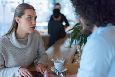 Girişim Çeşitliliği Ekibi Beyin Fırtınası Buluşma Konsepti. Dünya Ekonomi Raporu Belgesi Paylaşan İki İş Arkadaşı. Planlama Başlıyor. Genç Hippiler Kafe 'yi Tartışıyor