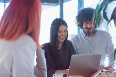 Girişim Çeşitliliği Ekibi Beyin Fırtınası Toplantısı Konsepti. Dünya Ekonomi Raporu Belgesi Paylaşan İş Arkadaşları. Planlama Başlatan İnsanlar. Grup Genç Hippiler Kafe 'yi Tartışıyor