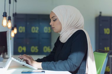 Genç Müslüman Afrikalı Amerikalı iş kadını lider olarak iş başında. Takım çalışması ve çok ırklı kavram. Ofisinde çalışan başarılı bir iş adamı..