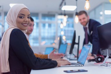 Şirket Toplantı Odası. Güvenilir ve Yakışıklı İcra Direktörü Şirketin Rekor Kırma Gelirleri Hakkında Yöneticiler Kurulu 'na Düzenli Bir Raporu Verdi. Çok ırklı iş dünyası konsepti.