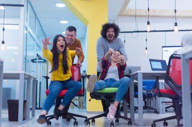 Yaratıcı ofis çalışanları, ofis içi işleri sırasında birbirleriyle şakalaşmak için birlikte çalışırlar. başarılar ve rekabet iş konsepti