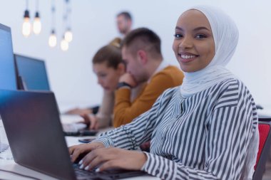 Çağrı merkezinde mutlu Afrikalı Müslüman kadın. Bayan Müşteri Hizmetleri Temsilcisi Müşterinin Sorularını Kulaklıkla Soruyor. Çoklu Etnik Uzmanlar Ekibi.