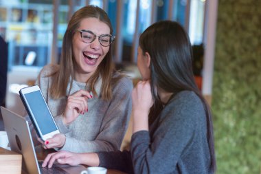 Girişim Çeşitliliği Ekibi Beyin Fırtınası Buluşma Konsepti. Dünya Ekonomi Raporu Belgesi Paylaşan İki İş Arkadaşı. Planlama Başlıyor. Genç Hippiler Kafe 'yi Tartışıyor
