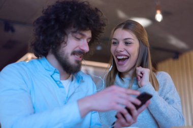 Girişim Çeşitliliği Ekibi Beyin Fırtınası Buluşma Konsepti. Dünya Ekonomi Raporu Belgesi Paylaşan İki İş Arkadaşı. Planlama Başlıyor. Genç Hippiler Kafe 'yi Tartışıyor