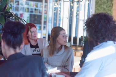 Girişim Çeşitliliği Ekibi Beyin Fırtınası Toplantısı Konsepti. Dünya Ekonomi Raporu Belgesi Paylaşan İş Arkadaşları. Planlama Başlatan İnsanlar. Grup Genç Hippiler Kafe 'yi Tartışıyor