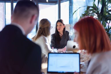 Girişim Çeşitliliği Ekibi Beyin Fırtınası Toplantısı Konsepti. Dünya Ekonomi Raporu Belgesi Paylaşan İş Arkadaşları. Planlama Başlatan İnsanlar. Grup Genç Hippiler Kafe 'yi Tartışıyor