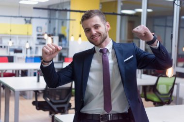 Şirket odası odası. Kendine güvenen ve Handsom İdari Direktörü mutlu çünkü şirketinde başarı var. İş dünyası konsepti.