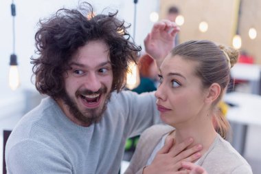 İki yaratıcı ofis çalışanı ofis içi işleri sırasında birbirleriyle şakalaşmak için birlikte çalışırlar. Mutluluk kurumsal konsepti