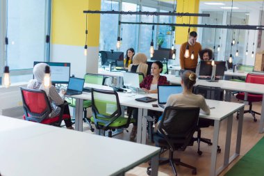 Şirket Toplantı Odası. Güvenilir ve Handsom İcra Direktörü Şirketin Rekor Kırma Gelirleri ile ilgili Yöneticiler Kurulu 'na Düzenli Bir Rapor Verdi. Çok ırklı iş dünyası konsepti.